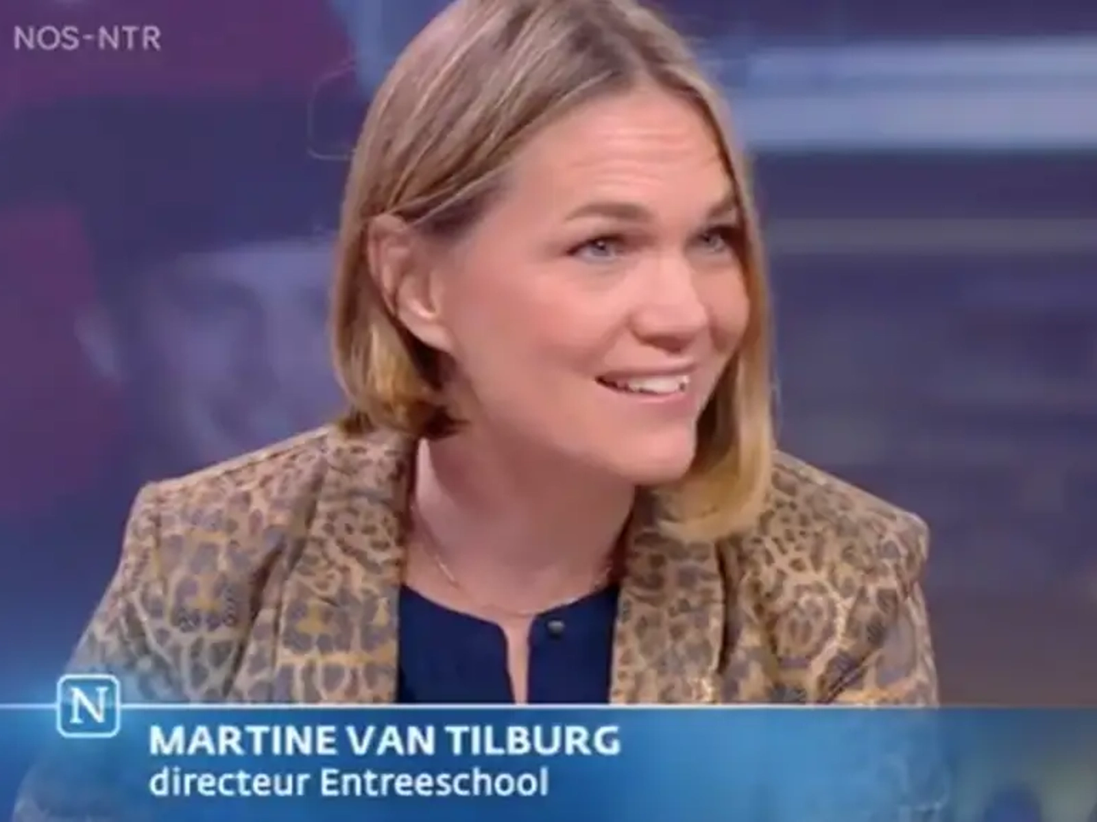 Presenteren in studio aan tafel grote camera marije